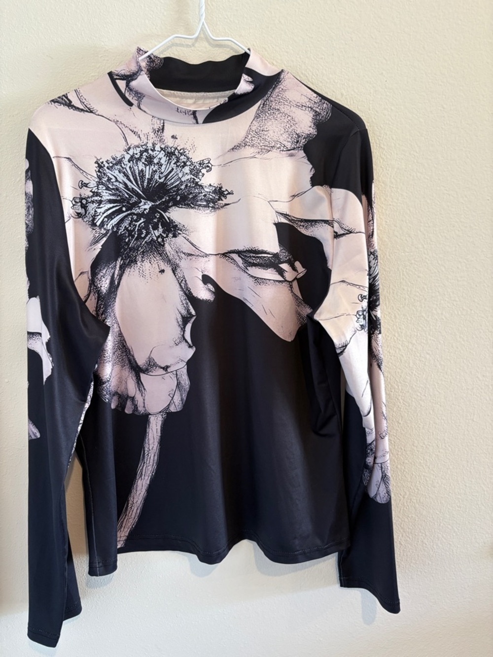 Long sleeve Mock neck shirt with floral design Elastane blended material.